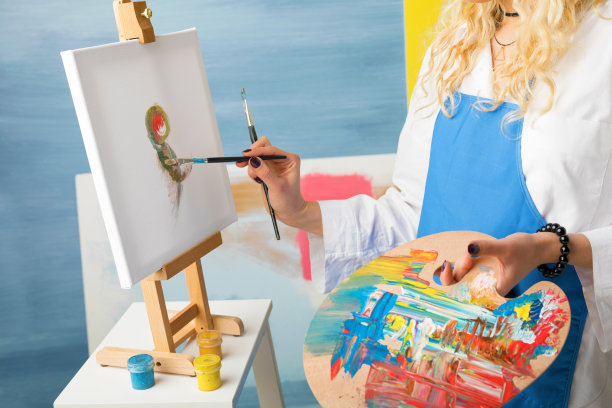 绘画的女艺术家图片下载