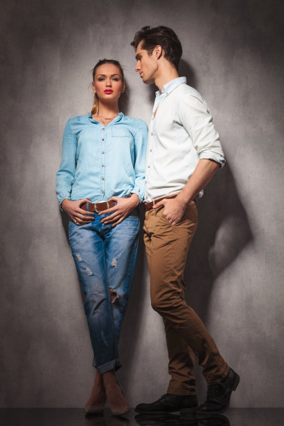 一个年轻的随意夫妇站着的全身照片图片下载