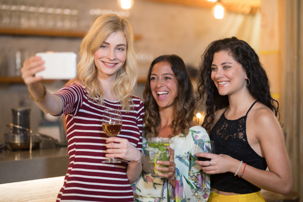 女性朋友喝酒时自拍的照片图片下载