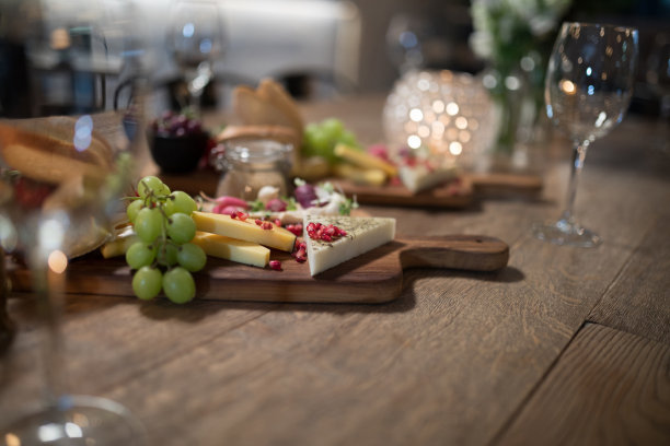 木板上各种食物的特写图片下载