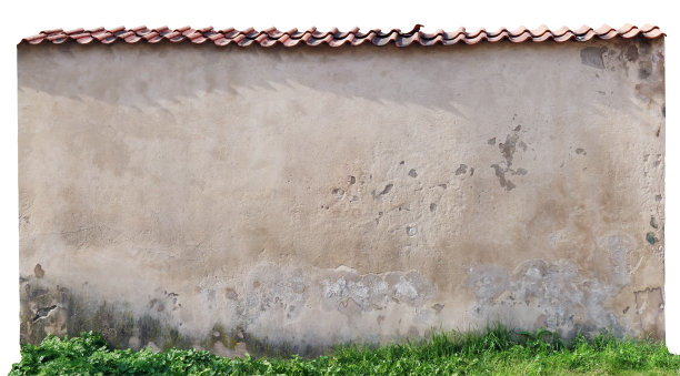 被毁坏的废弃的丑陋的石头篱笆碎片。图片下载