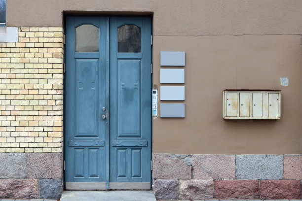 一座旧办公楼的墙是用黄色的砖、红色的花岗岩和棕色的灰泥砌成的。图片下载