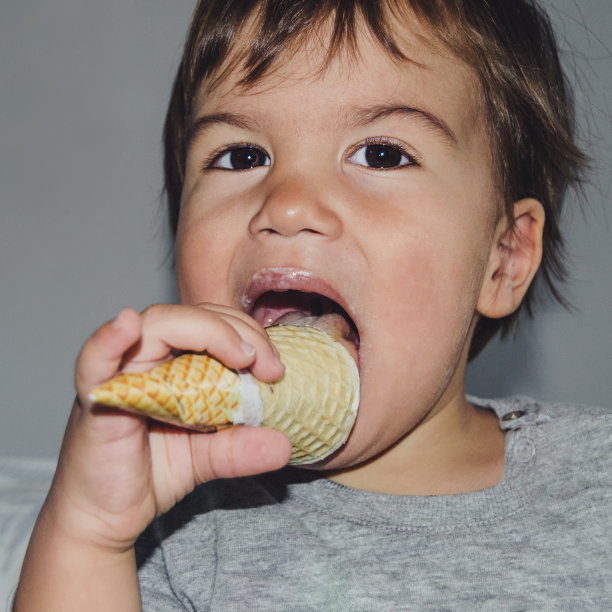 男孩吃冰淇淋图片下载