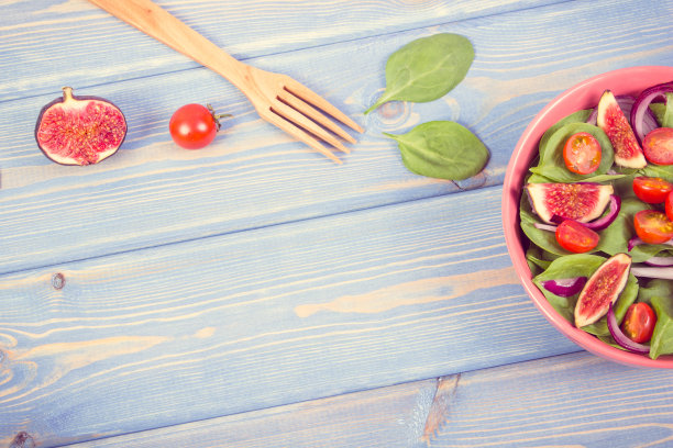 复古照片，水果蔬菜沙拉配木叉，健康营养理念图片下载