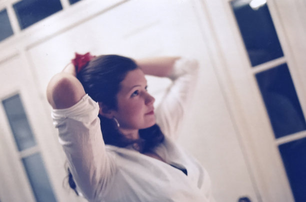 1999年的《漂亮少女梳头发》图片下载