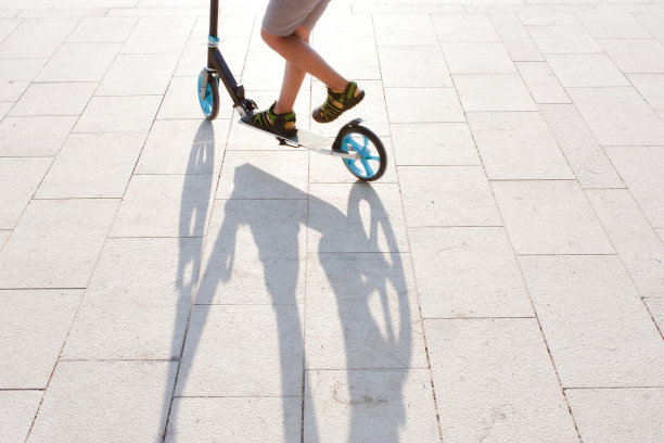 儿童骑滑板车图片下载