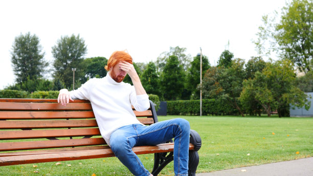 头痛，年轻人的不安手势，红头发和胡子图片下载