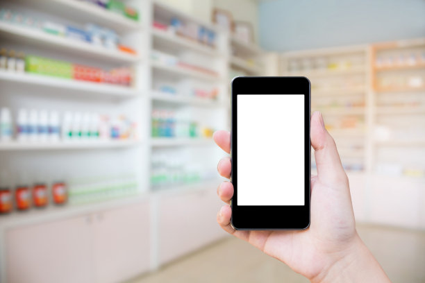 有女性持有手机的药店图片下载