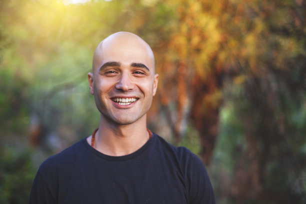 微笑的年轻人图片下载