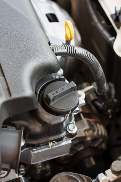 特写发动机油帽在发动机素材图片