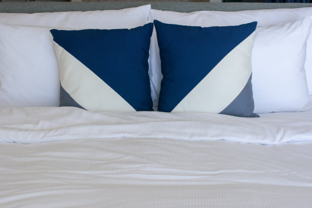 枕头放在白色床单上图片下载