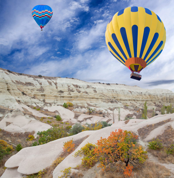 彩色的热气球在土耳其卡帕多西亚飞行图片下载
