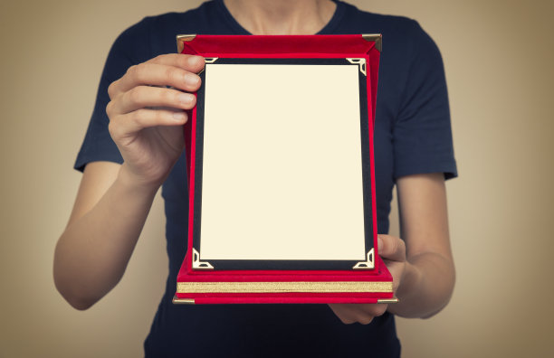 手里拿着一块纪念牌的女人图片下载