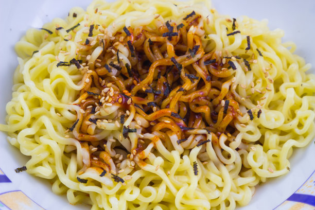 一碗方便面和酱汁背景。图片下载