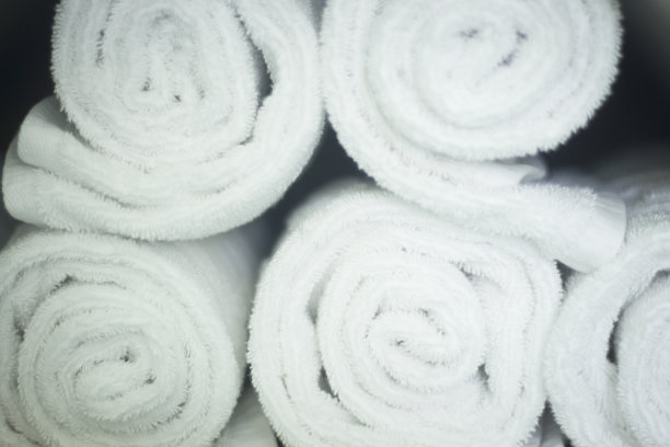 新鲜的棉花在健身俱乐部、健身中心、水疗中心卷起来准备使用。图片下载