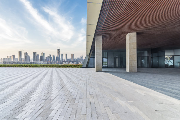 全景天际线和建筑物与空的混凝土广场地板图片下载