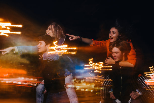 年轻人在城里聚会。情侣们的友谊图片下载