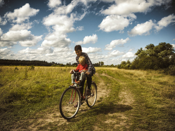 两兄弟骑自行车图片下载