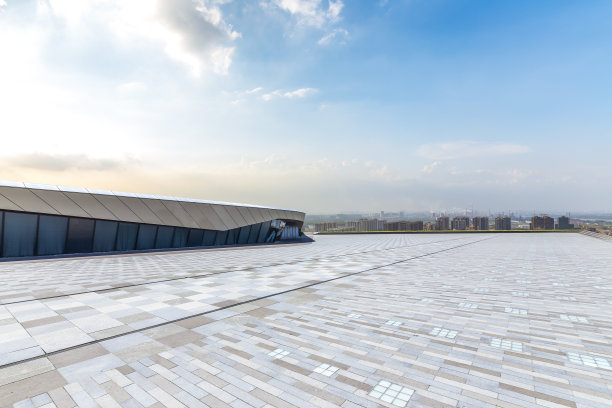全景天际线和建筑物与空的混凝土广场地板图片下载