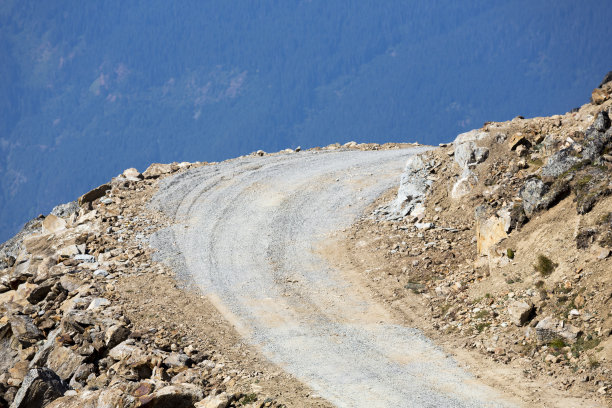 道路穿过极端的山区图片下载