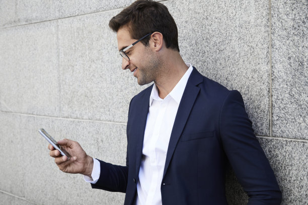 精明的生意人打电话图片下载