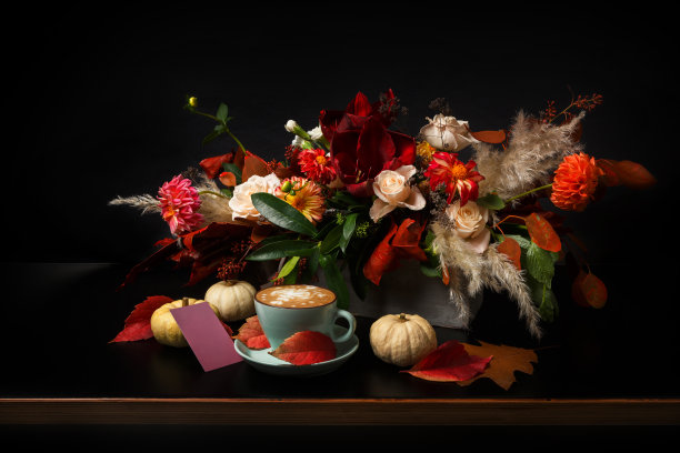 秋天的花束在黑色的背景与复制空间图片下载