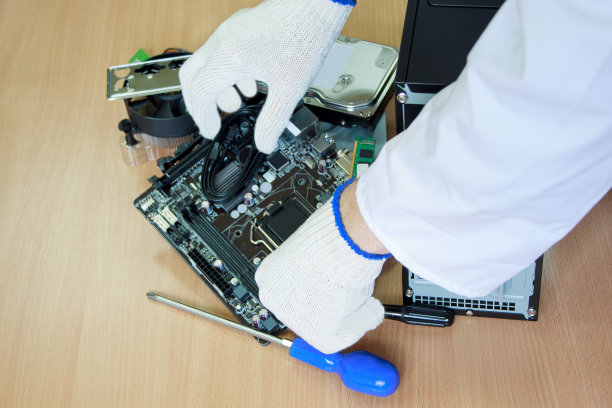 电子工程师组装一台个人电脑。图片下载