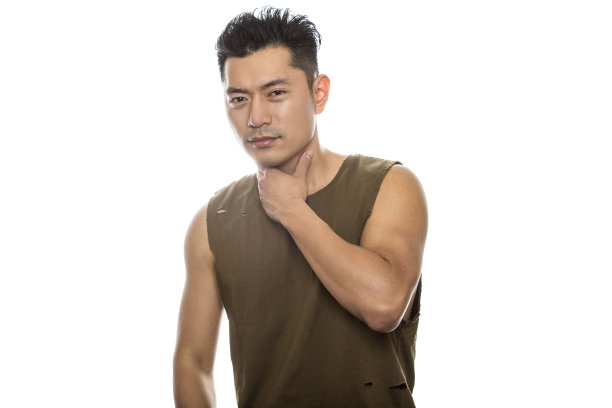 健美的亚洲男性感觉不舒服图片下载