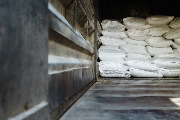 用卡车将小麦袋堆放到仓库，选择性集中。图片下载