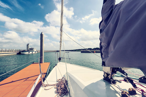 帆船准备驶出港口素材图片