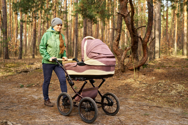推着婴儿车在森林里走的女人图片下载