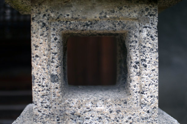 从一盏石灯往里看的世界图片下载