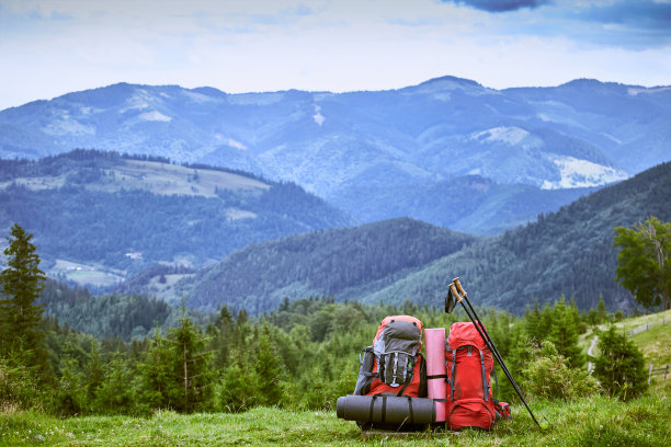 背包在山上，俯瞰山上的绿草。图片下载