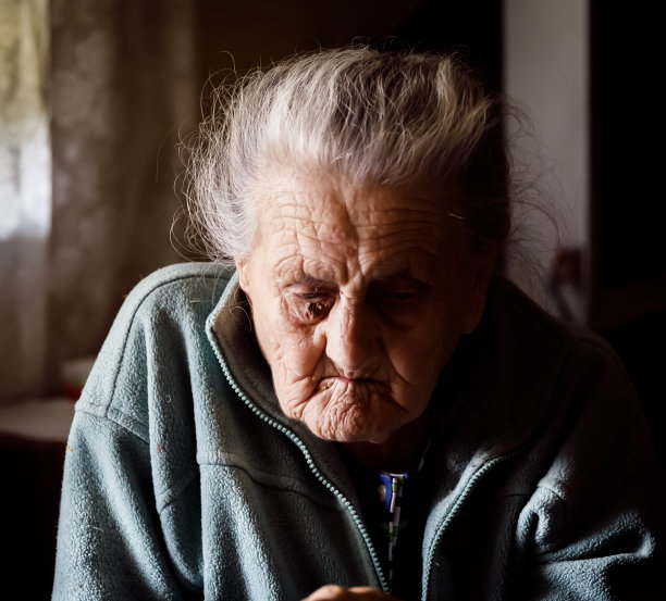 非常疲惫的老妇人图片下载