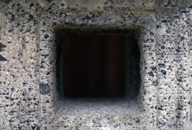 从一盏石灯往里看的世界图片下载