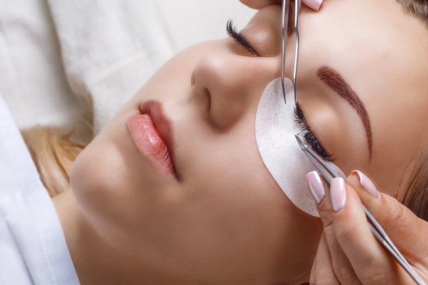 睫毛扩展过程。长睫毛的女人眼。睫毛，特写，宏观，选择性聚焦图片下载