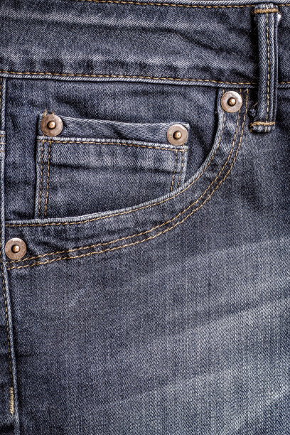 牛仔裤的口袋里。图片下载