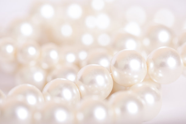 白色背景上的珍珠堆图片下载