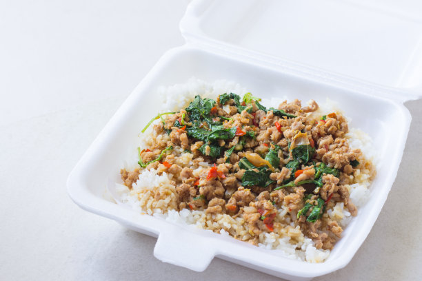 咸猪肉加辣椒和罗勒叶。图片下载