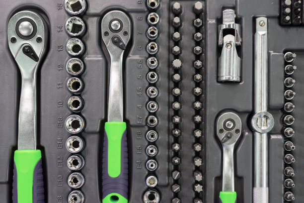 塑料盒子里的一套扳手。一套汽车修理用的。特写照片图片下载