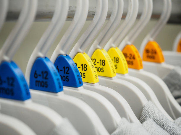 婴儿衣服挂在服装店的架子上图片下载