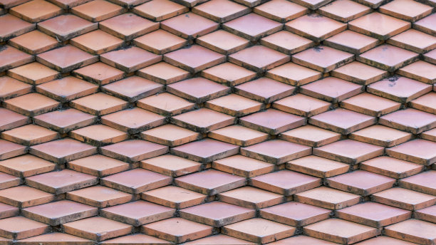 瓦片屋顶的表面。图片下载