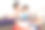 女人和可爱的女儿使用移动电脑素材图片