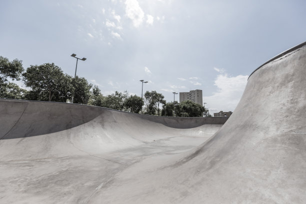 西班牙加泰罗尼亚巴塞罗那的滑板公园图片下载