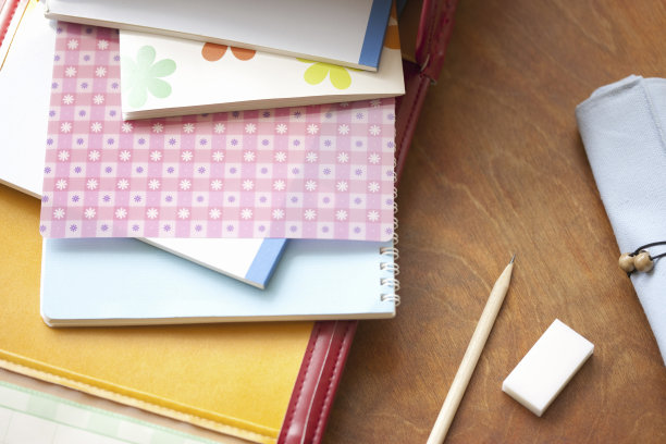 桌上放着小包和樱花图片下载