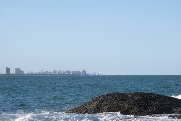 在蓝色的海洋远处可以看到累西腓的建筑图片下载