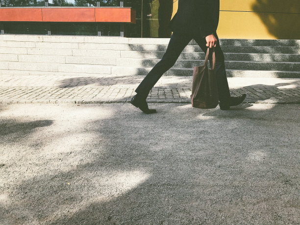 那个人走得很快图片下载