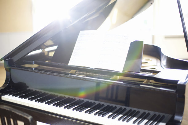 三角钢琴图片下载