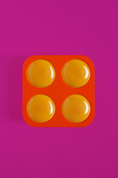 蛋黄装在塑料冰盒里图片下载