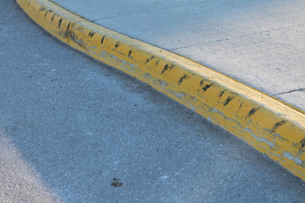 黑色橡胶轮胎印图片下载